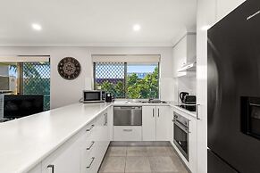 Charming 3-bed Apartment Near Local Shops