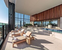 Elegant 2-bed Broadbeach Hotel With Ocean View