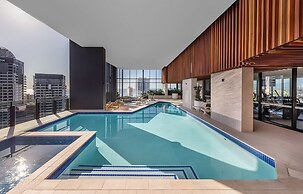 Elegant 2-bed Broadbeach Hotel With Ocean View