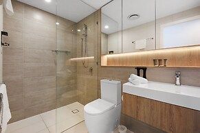 Elegant 2-bed Broadbeach Hotel With Ocean View