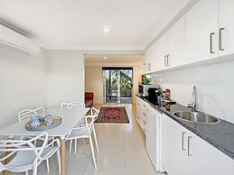 Spacious Beach Studio With Alfresco Dining
