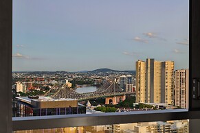 Fortitude Valley 3-bed, Top Floor + Bridge View