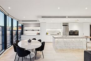 Fortitude Valley 3-bed, Top Floor + Bridge View