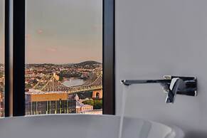 Fortitude Valley 3-bed, Top Floor + Bridge View