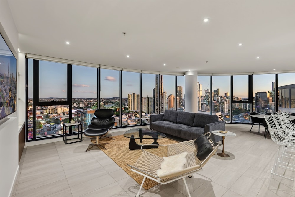 Fortitude Valley 3-bed, Top Floor + Bridge View