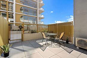 Comfortable 1-bed Retreat With Courtyard & Parking
