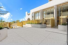 Comfortable 1-bed Retreat With Courtyard & Parking