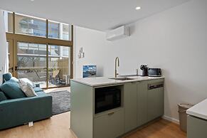 Comfortable 1-bed Retreat With Courtyard & Parking