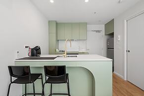 Comfortable 1-bed Retreat With Courtyard & Parking