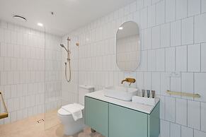Comfortable 1-bed Retreat With Courtyard & Parking