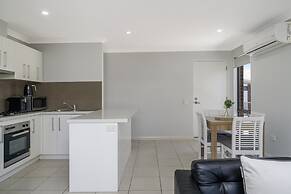 Sunny 2-bed in Quiet Location With Balcony