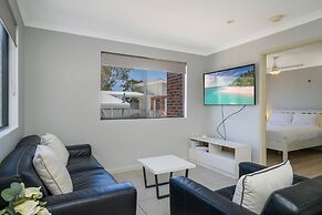 Sunny 2-bed in Quiet Location With Balcony