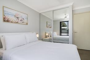 Sunny 2-bed in Quiet Location With Balcony