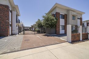 Sunny 2-bed in Quiet Location With Balcony