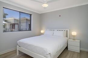 Sunny 2-bed in Quiet Location With Balcony