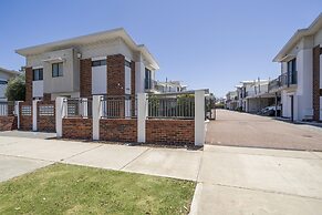 Sunny 2-bed in Quiet Location With Balcony