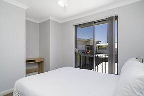 Sunny 2-bed in Quiet Location With Balcony