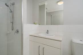Sunny 2-bed in Quiet Location With Balcony
