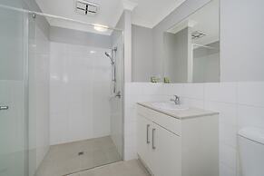 Sunny 2-bed in Quiet Location With Balcony