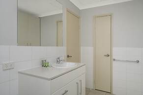 Sunny 2-bed in Quiet Location With Balcony