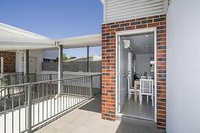 Sunny 2-bed in Quiet Location With Balcony