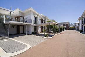 Sunny 2-bed in Quiet Location With Balcony