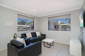 Sunny 2-bed in Quiet Location With Balcony