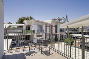 Sunny 2-bed in Quiet Location With Balcony