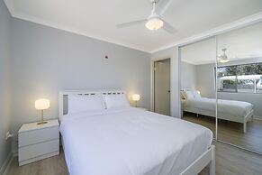 Sunny 2-bed in Quiet Location With Balcony