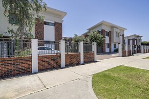 Sunny 2-bed in Quiet Location With Balcony
