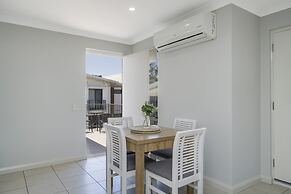 Sunny 2-bed in Quiet Location With Balcony