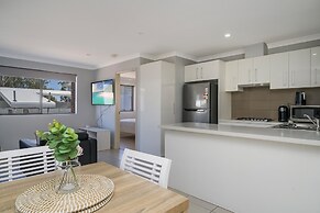 Sunny 2-bed in Quiet Location With Balcony