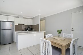 Sunny 2-bed in Quiet Location With Balcony