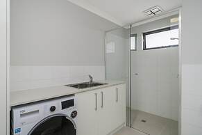 Sunny 2-bed in Quiet Location With Balcony