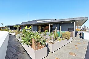 Elegant Inner-city 1-bed With Rooftop Dining