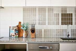 Elegant Inner-city 1-bed With Rooftop Dining
