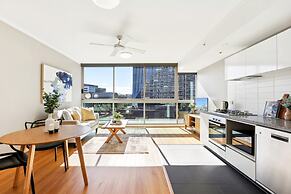 Elegant Inner-city 1-bed With Rooftop Dining
