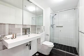 Elegant Inner-city 1-bed With Rooftop Dining