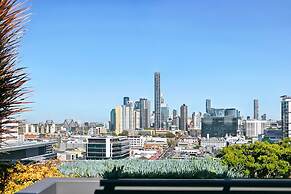 Elegant Inner-city 1-bed With Rooftop Dining