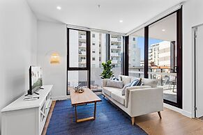 Elegant 1-bed by Shops With Rooftop Swimming Pool