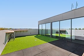 Elegant 1-bed by Shops With Rooftop Swimming Pool