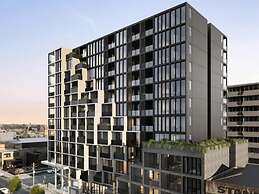 Elegant 1-bed by Shops With Rooftop Swimming Pool