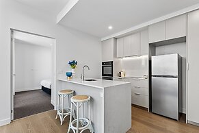 Elegant 1-bed by Shops With Rooftop Swimming Pool