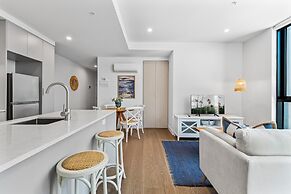 Elegant 1-bed by Shops With Rooftop Swimming Pool