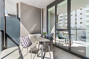 Elegant 1-bed by Shops With Rooftop Swimming Pool