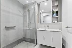 Elegant 1-bed by Shops With Rooftop Swimming Pool