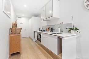 Brighton 1-bed Apartment With Balcony & Parking