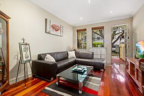 Spacious 2-bed Townhouse With Garage & Patio