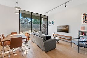 Chic 2-bed Apartment in Vibrant St Kilda