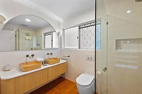 Family-friendly Flat With Balcony Views